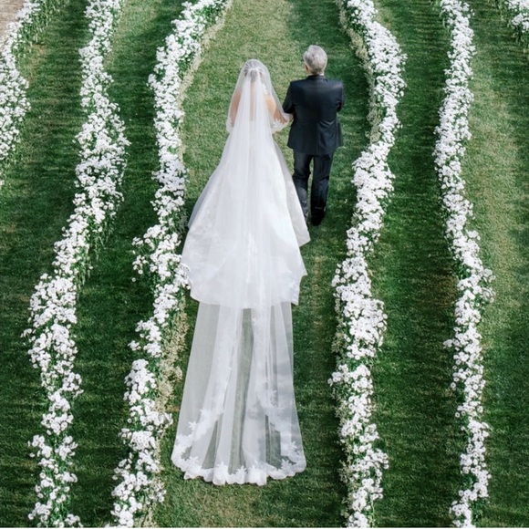 Accessories - Cathedral Wedding Veil - 145" Embroidered
Stunning 2-tier lace-trim bridal veil